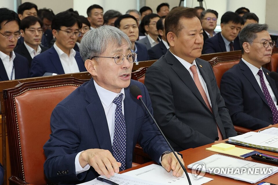 김광동 진실·화해를위한과거사정리위원장이 11일 국회에서 열린 행전안전위원회 전체회의에서 위원의 질의에 답하고 있다.(사진=연합뉴스)