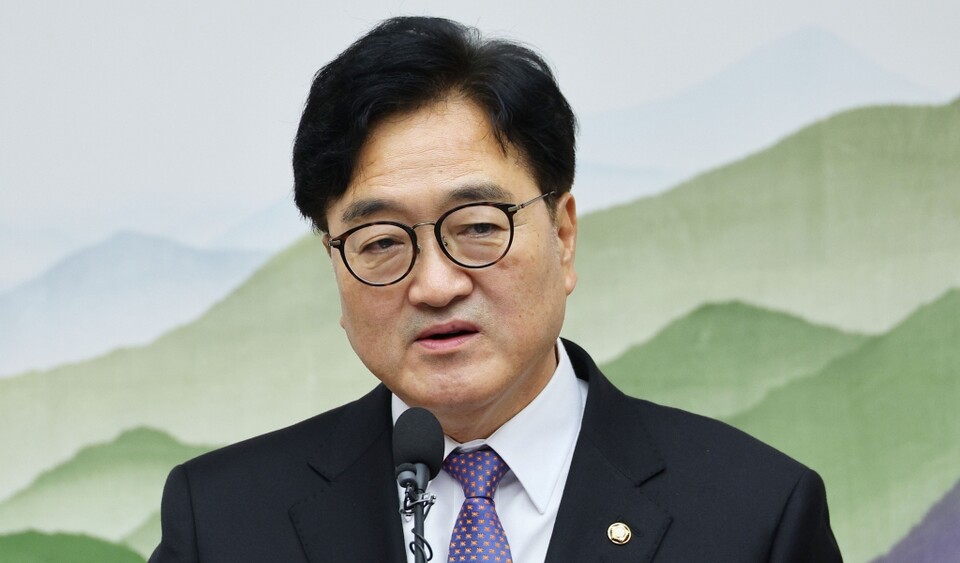 우원식 국회의장이 지난 17일 오후 국회에서 긴급기자회견을 열고 방송4법과 방통위원장 탄핵 등에 대한 여야 중재안을 제안하고 있다 (사진=연합뉴스)