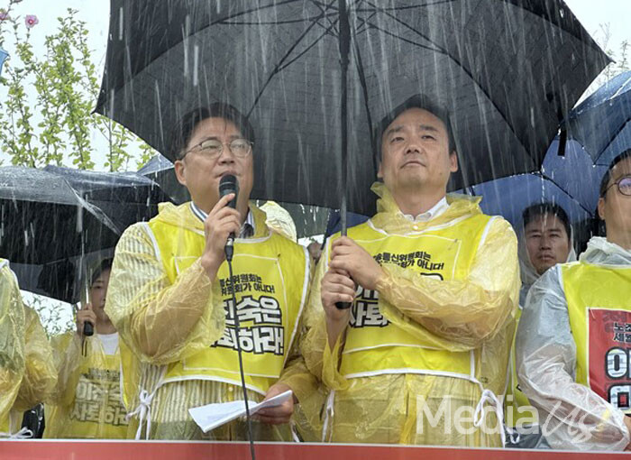 22일 국회 앞에서 '이진숙 사퇴 촉구 행동의 날 선언' 기자회견에서 이호찬 언론노조 MBC본부장이 발언하고 있다. 오른쪽은 윤창현 언론노조 위원장 (사진=미디어스)