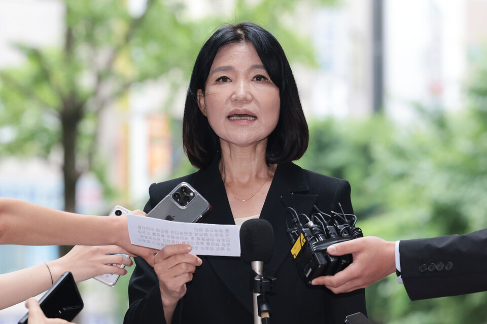 이진숙 방송통신위원장 후보자가 지난 8일 인사청문회 준비 사무실이 마련된 경기도 과천시의 한 오피스텔 건물로 첫 출근하며 준비해 온 글을 읽고 있다. 이 후보자는 방통위설치법 제1조를 읽었다 (사진=연합뉴스)