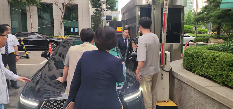 류희림 방송통신심의위원장이 23일 위원장 호선을 마치고 방심위를 빠져나가려는 중 주차 정산에 막혀 하차했다. 류희림 위원장 차량을 항의하는 최민희 국회 과방위원장과 보좌진, 언론노조 관계자들을 돌진했다. 이에 신변을 위협하려 한 것이냐고 따져묻고 있다 (최민희 의원실 제공영상 사진 캡처)