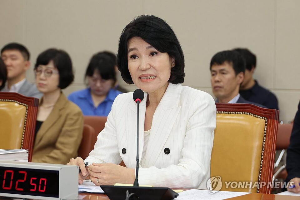 이진숙 방송통신위원장 후보자가 24일 국회 과학기술정보방송통신위원회에서 열린 인사청문회에서 위원의 질의에 답하고 있다.(사진=연합뉴스)