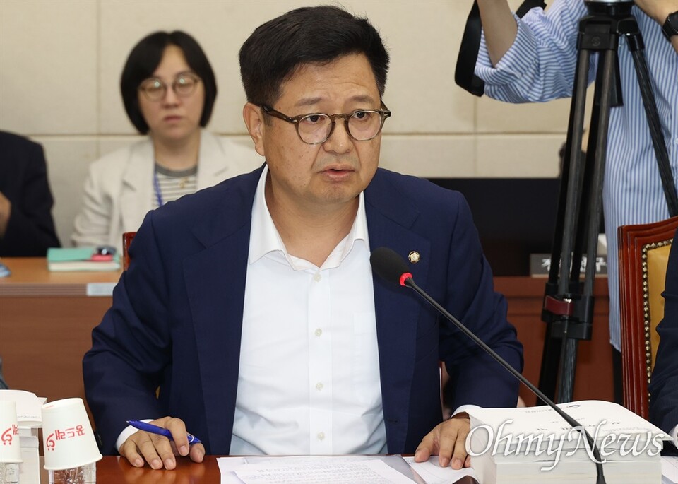 김장겸 국민의힘 의원이 24일 오전 서울 여의도 국회 과학기술정보방송통신위원회에서 열린 이진숙 방송통신위원장 후보자 인사청문회에서 오마이뉴스, 뉴스타파, 한겨레, 미디어오늘, 시사인 등 5개 언론사의 출입 제한을 요청하고 있다.(사진 출처 오마이뉴스)