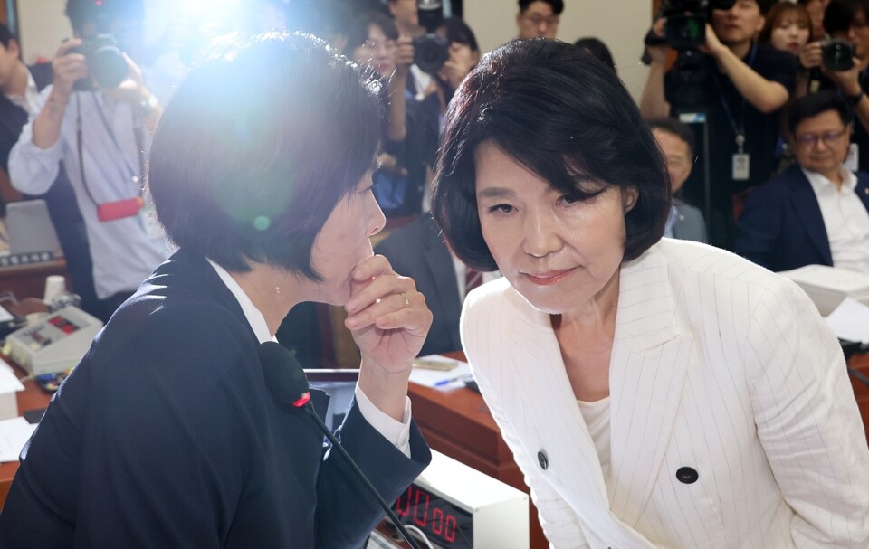 더불어민주당 소속 최민희 과학기술정보방송통신위원장이 24일 국회 과학기술정보방송통신위원회에서 열린 인사청문회에서 이진숙 방통위원장 후보자에게 귀엣말을 하고 있다. 최 위원장은 선서문을 전달한 뒤 인사하지 않고 자리로 돌아가려는 이 후보자를 다시 불러 귀에 대고 