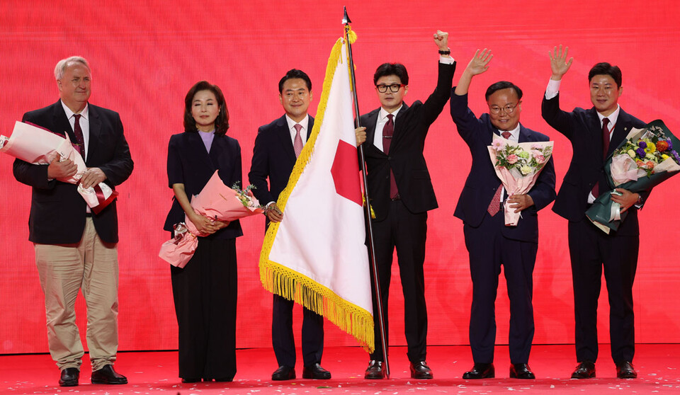 국민의힘 한동훈 당대표 당선자가 23일 오후 고양 킨텍스에서 열린 국민의힘 제4차 전당대회에서 당기 인수 후 최고위원 당선자들과 기념 촬영하고 있다. 왼쪽부터 인요한·김민전·장동혁 최고위원. 한동훈 당대표. 김재원 최고위원, 진종오 청년최고위원(사진=연합뉴스)