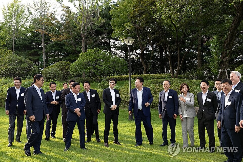 윤석열 대통령이 24일 서울 용산 대통령실 앞 파인그라스에서 열린 국민의힘 신임 지도부 및 당 대표 후보 출마자들과의 만찬에서 한동훈 대표, 추경호 원내대표, 김재원 최고위원, 나경원 의원 등과 웃으며 대화하고 있다.(연합뉴스)