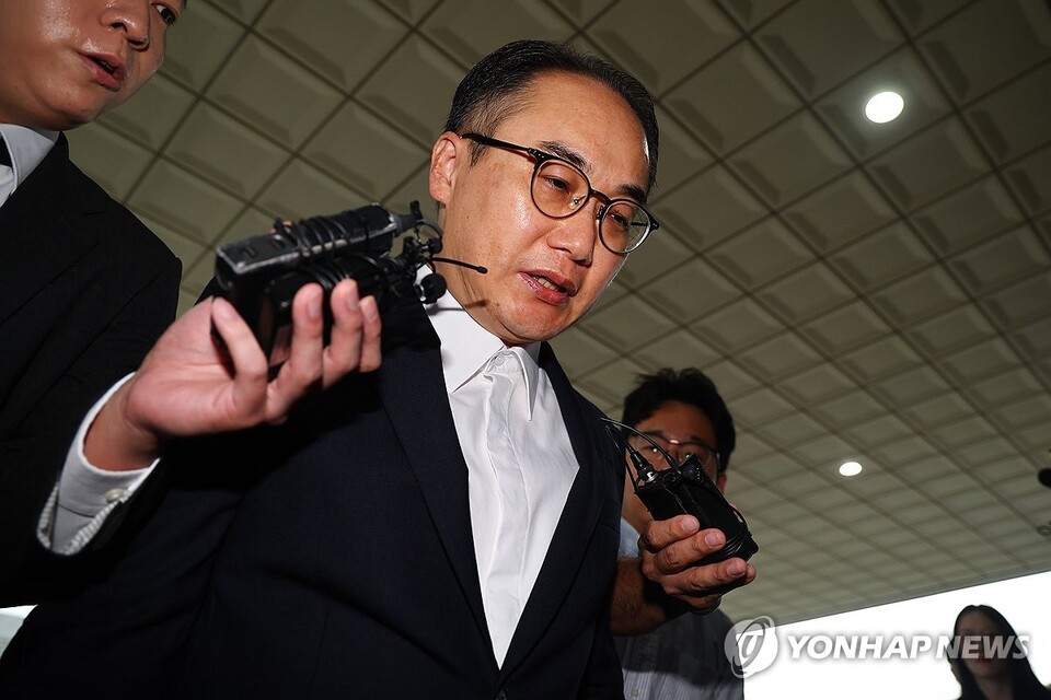 이원석 검찰총장이 23일 오전 서울 서초구 대검찰청으로 출근하며 취재진 질문에 답하고 있다.(연합뉴스)