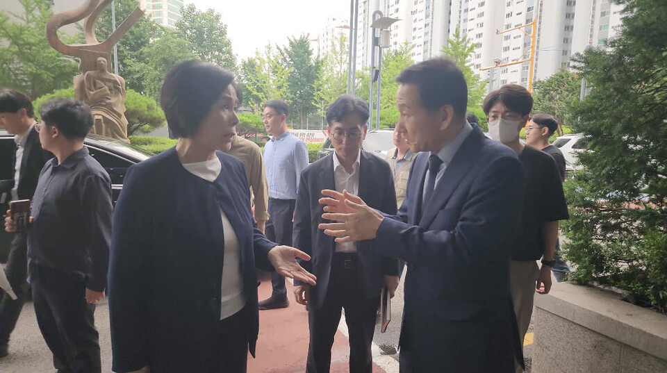 23일 최민희 과방위원장이 류희림 방통심의위원장에게 호선 과정을 따져 묻고 있다. (사진 출처=최민희 위원장 페이스북)