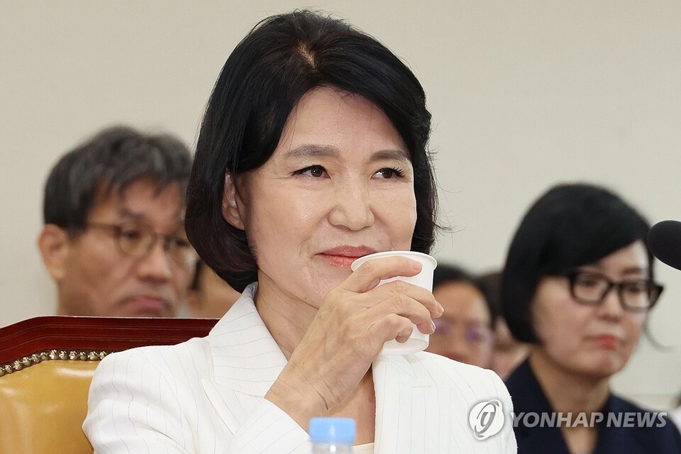 이진숙 방송통신위원장 후보자가 24일 국회 과학기술정보방송통신위원회에서 열린 인사청문회에서 여야 의원들의 논쟁을 물을 마시며 지켜보고 있다. (서울=연합뉴스)