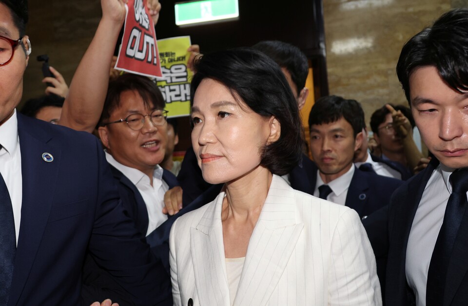 이진숙 방송통신위원장 후보자가 지난 24일 야당 의원과 언론노조 조합원들의 항의를 받으며 서울 여의도 국회 과학기술정보방송통신위원회에서 열린 인사청문회에 출석하는 모습 (사진=연합뉴스)