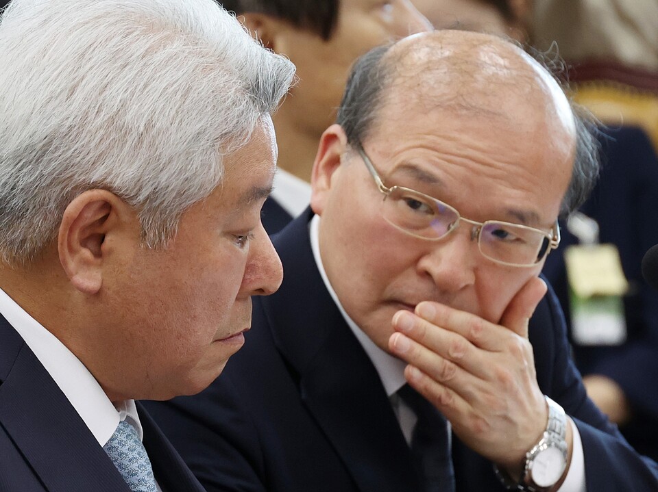 지난 6월 25일 국회에서 열린 과학기술정보방송통신위원회 전체회의에서 당시 김홍일 방통위원장(왼쪽)과 이상인 부위원장이 대화하는 모습 (사진=연합뉴스)