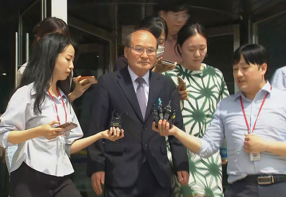 26일 야당의 탄핵소추안 표결이 이뤄지기 전 자진 사퇴한 이상인 방송통신위원장 직무대행이 26일 정부과천청사 내 방통위 청사를 나서고 있다 (사진=연합뉴스)