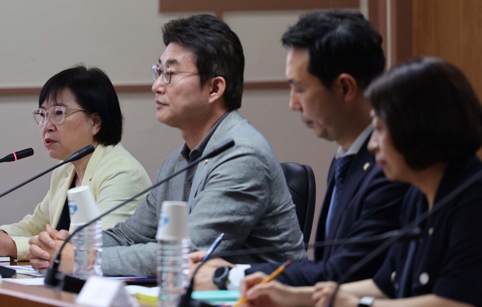 국회 과학기술정보방송통신위원회 김현 간사를 포함한 민주당 소속 위원들이 27일 대전 MBC를 찾아 이진숙 방송통신위원장 후보자 재직시절 사용한 법인카드 자료를 요청하고 있다 (사진=연합뉴스)