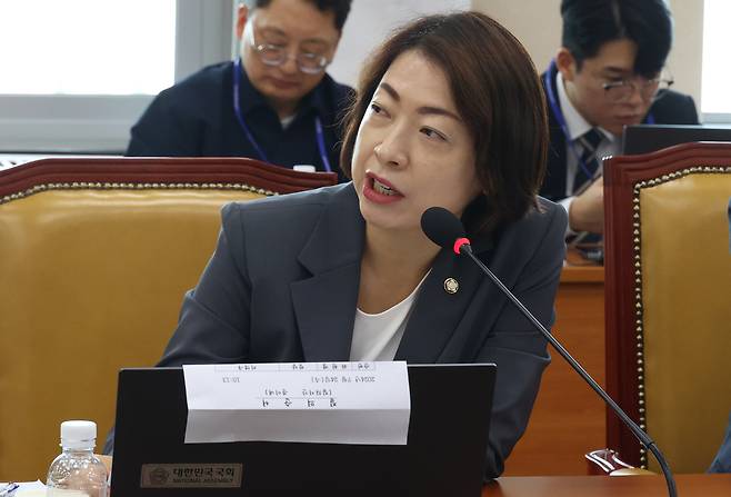 황정아 더불어민주당 의원이 24일 오후 서울 여의도 국회 과학기술정보방송통신위원회에서 열린 이진숙 방송통신위원장 후보자 인사청문회에서 