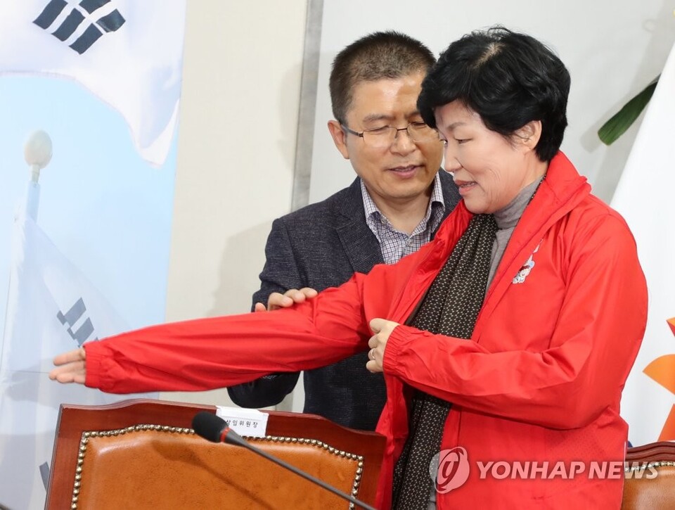 2019년 10월 31일 국회에서 열린 '제1차 자유한국당 영입인재 환영식'에서 황교안 대표가 이진숙 전 대전MBC 사장에게 점퍼를 입혀주는 모습 (사진=연합뉴스)