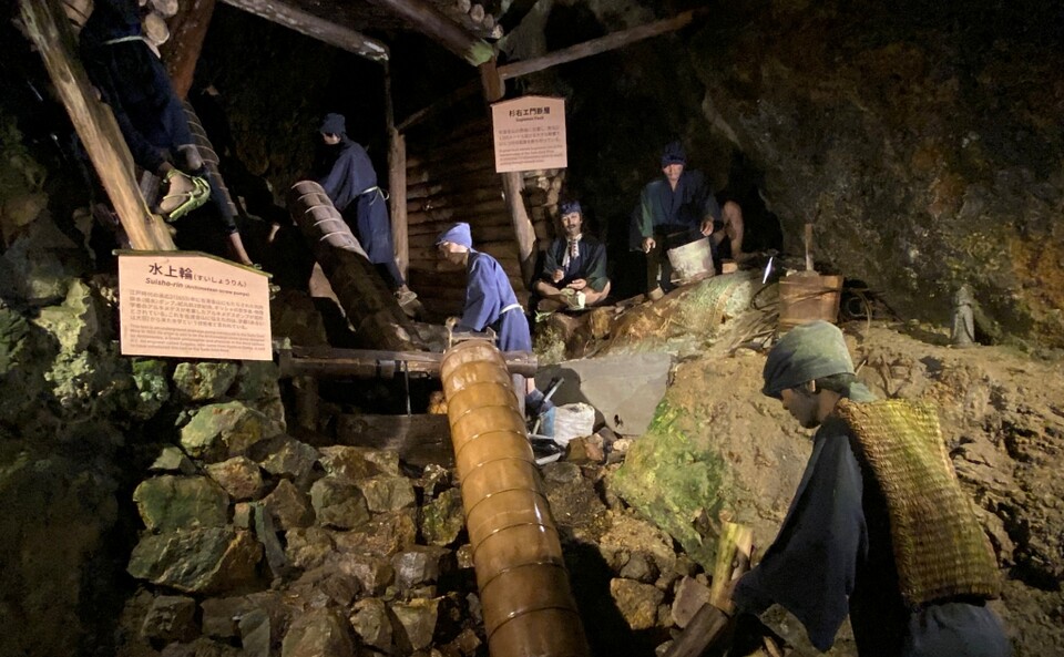 유네스코 세계유산으로 등재된 일본 니가타현 사도 광산 내부에 28일 모형이 설치돼 있다. 사도 광산 내부는 에도시대 흔적이 남은 '소다유코'와 근현대 유산인 '도유코'로 나뉜다. 사진은 소다유코 모습 (사진=연합뉴스)