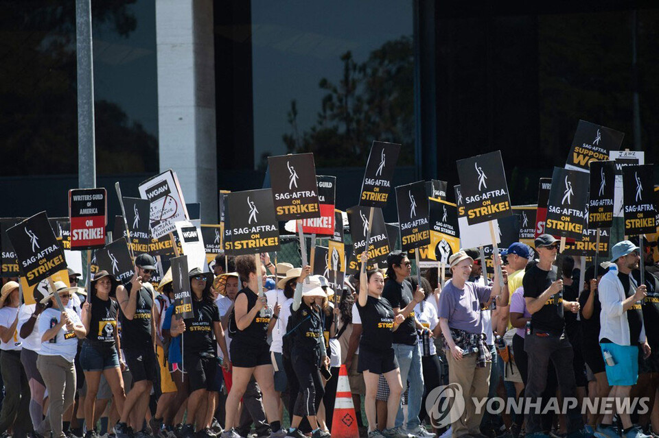 할리우드 작가조합이 2023년 8월 4일(현지시간) 미 캘리포니아주 버뱅크에 있는 유니버셜 스튜디오 앞에서 시위를 벌이는 모습. (버뱅크[미 캘리포니아주] AFP=연합뉴스)