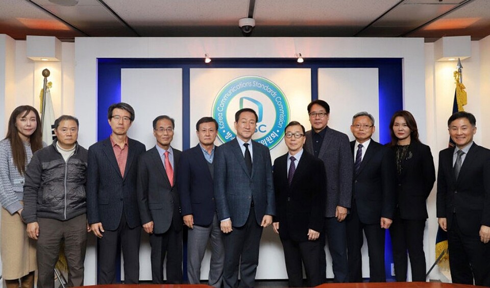 22대 총선 선거방송심의위원회. (왼쪽부터) 박애성 위원, 최철호 위원, 심재흔 위원, 손형기 위원, 최창근 부위원장, 류희림 방송통신심의위원회 위원장, 백선기 위원장, 권재홍 위원, 임정열 위원, 이미나 위원, 이현주 방송통신심의위원회 사무총장 (사진=방송통신심의위원회)