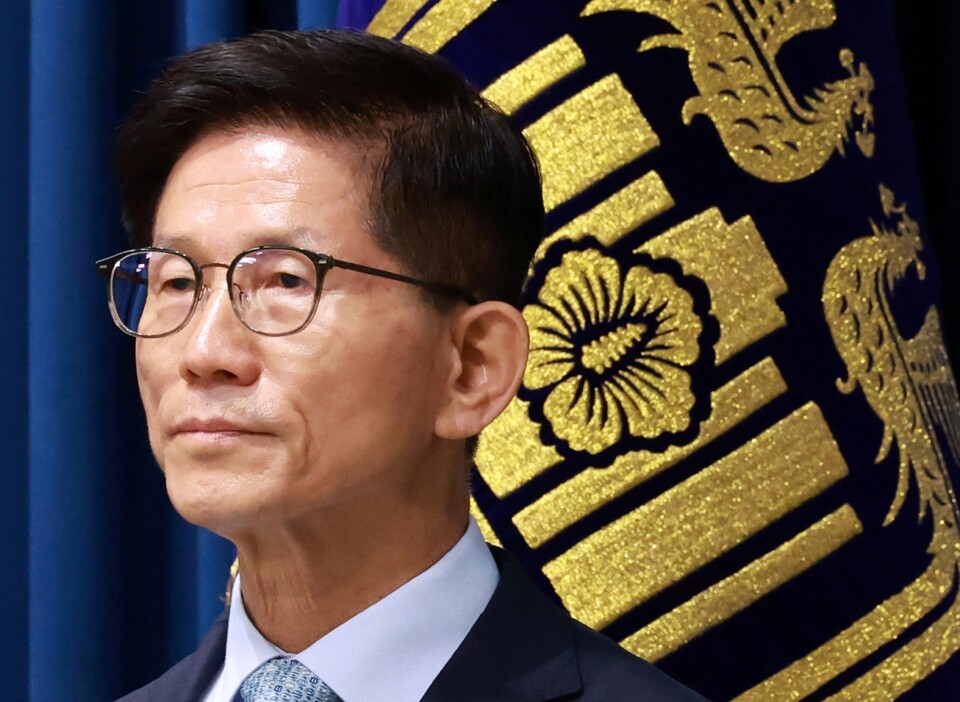 31일 오전 서울 용산 대통령실 청사 브리핑실에서 열린 인사브리핑에서 김문수 고용노동부 장관 후보자가 정진석 대통령 비서실장의 발표 내용을 들으며 자리하고 있다 (사진=연합뉴스)