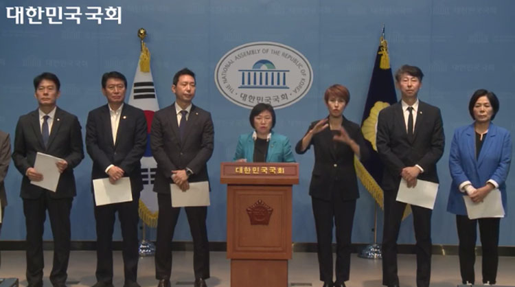 국회 과학기술정보방송통신위원회 소속 민주당·조국당 의원 일동이 31일 국회 소통관에서 '이진숙 방통위원장 고발' 긴급 기자회견을 열고 있다.(사진=국회인터넷의사중계시스템 갈무리)