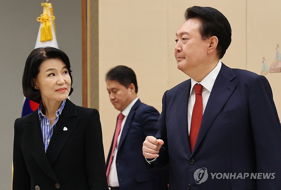 윤석열 대통령이 1일 서울 용산 대통령실 청사에서 이진숙 방송통신위원장에게 임명장을 수여한 뒤 이 위원장과 대화하며 환담장으로 향하고 있다.(연합뉴스)