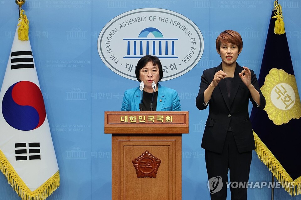 국회 과학기술정보방송통신위원회 더불어민주당 간사인 김현 의원이 지난달 31일 오후 국회 소통관에서 이진숙 방송통신위원장 탄핵소추안을 발의 계획을 밝히고 있다.(사진=연합뉴스)