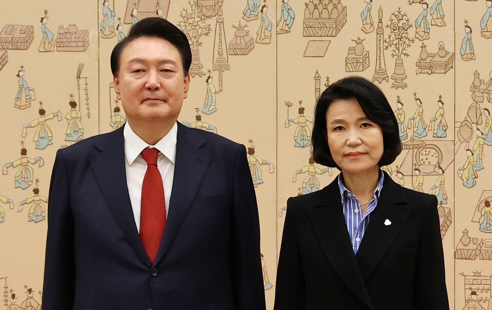 윤석열 대통령이 1일 서울 용산 대통령실 청사에서 열린 방송통신위원장 임명장 수여식에서 이진숙 방송통신위원장에게 임명장을 수여한 뒤 기념촬영을 하고 있다 (사진=연합뉴스)