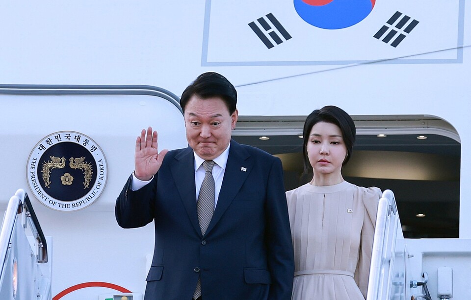 윤석열 대통령과 배우자 김건희 씨가 지난달 10일(현지시간) 북대서양조약기구(NATO·나토) 75주년 정상회의가 열리는 미국 워싱턴DC 인근 앤드루스 공군기지에 전용기인 공군 1호기 편으로 도착해 인사하고 있다 (사진=연합뉴스)