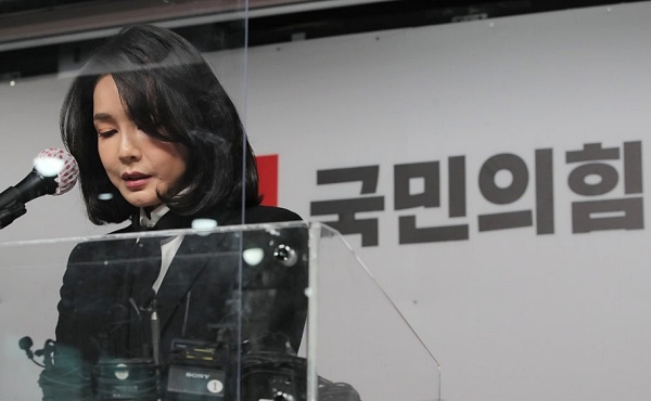 지난 2021년 12월 26일 당시 국민의힘 윤석열 대선 후보 배우자 김건희 코바나컨텐츠 대표가 서울 여의도 당사에서 자신의 허위 이력 의혹과 관련해 입장문을 발표하는 모습 (사진=연합뉴스)