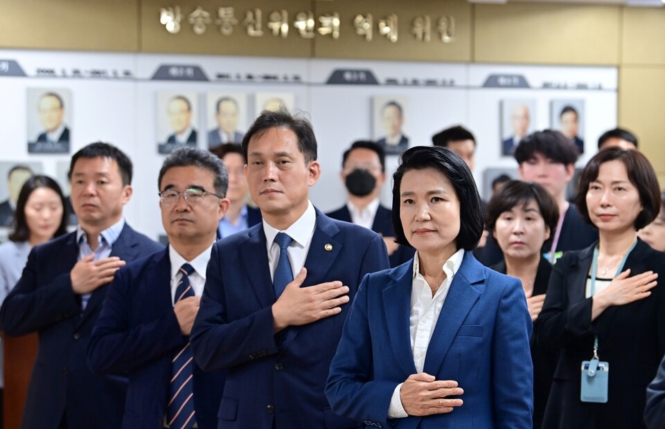 방송통신위원회 이진숙 위원장과 김태규 위원 등이 지난달 31일 오전 정부과천청사에서 열린 취임식에서 국기에 대한 경례를 하고 있다 (공동취재=연합뉴스)