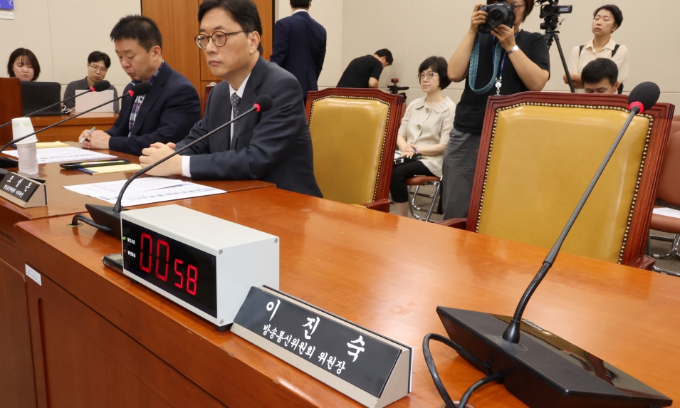 2일 오전 국회에서 열린 과학기술정보방송통신위원회 현안질의에 불출석 사유서를 제출한 이진숙 방송통신위원장의 자리가 비어 있다 (사진=연합뉴스)