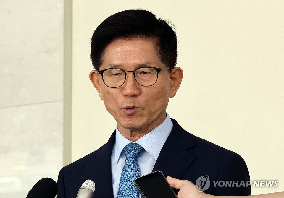 김문수 고용노동부 장관 후보자가 1일 인사청문회 준비사무실이 있는 서울 강남고용노동지청에서 기자들의 질문에 답하고 있다.(서울=연합뉴스)