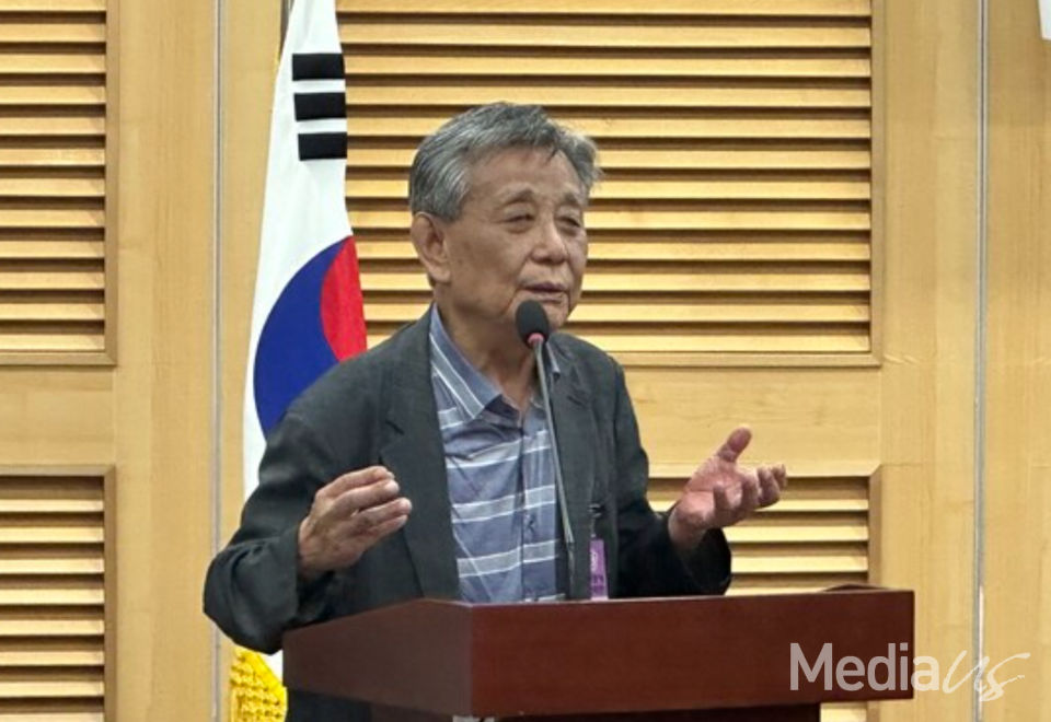 김중배 뉴스타파 함께재단 이사장이 22일 국회에서 열린 '윤석열정부의 공영방송파괴' 긴급 세미나에서 연대사를 하고 있다.(사진=미디어스)