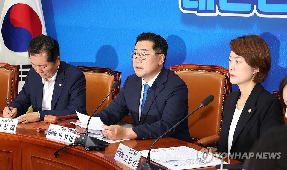 더불어민주당 박찬대 당 대표 직무대행 겸 원내대표(가운데)가 5일 오전 국회에서 열린 최고위원회의에서 발언하고 있다.(사진=연합뉴스)