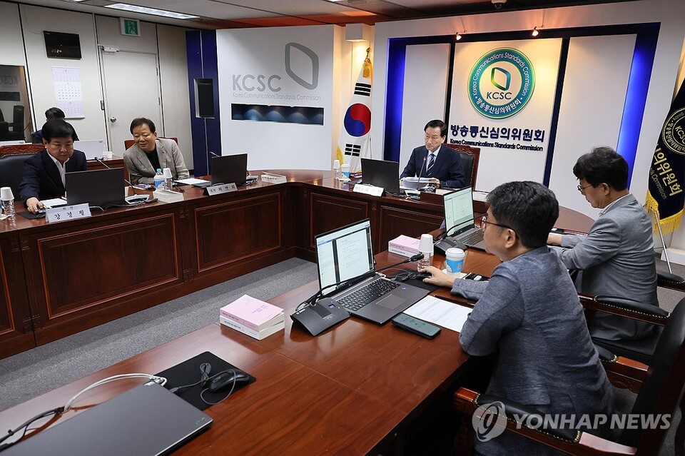 류희림 방송통신심의위원장이 지난달 30일 서울 양천구 목동 방송통신심의위원회 대회의실에서 열린 전체회의를 주재하고 있다.  (사진=연합뉴스)