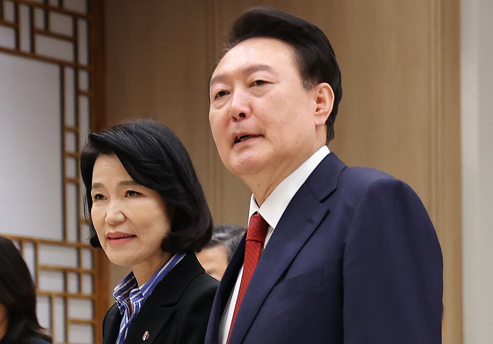 윤석열 대통령이 1일 서울 용산 대통령실 청사에서 이진숙 방송통신위원장에게 임명장을 수여한 뒤 함께 대화하며 환담장으로 향하고 있다 (사진=연합뉴스)