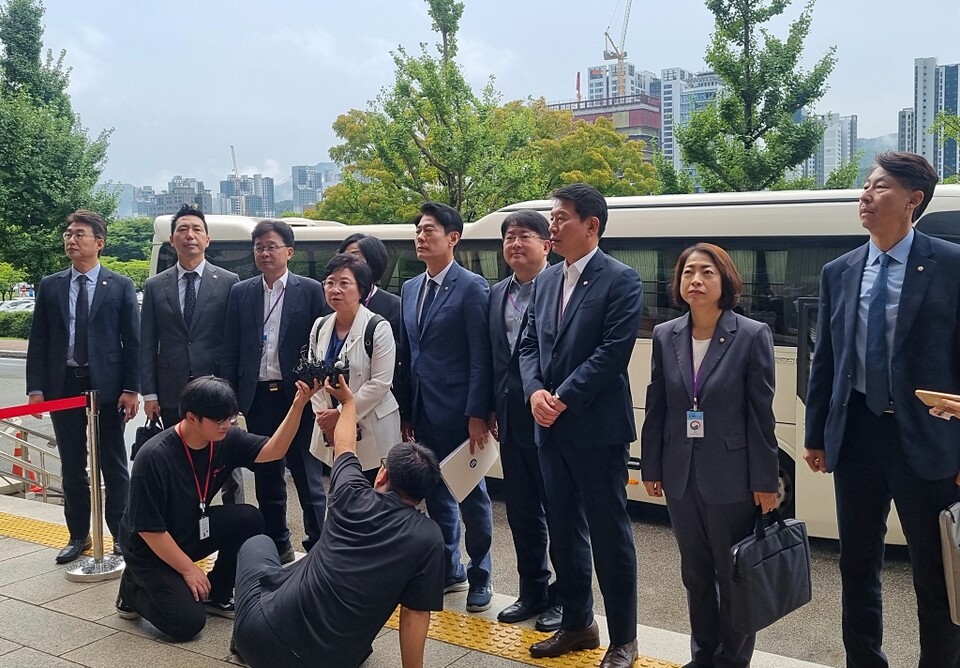 국회 과학기술방송통신위원회 민주당 간사인 김현 의원을 비롯한 야당 과방위원들이 6일 오전 정부과천청사에서 방송통신위원회의 공영방송 이사 선임 관련 현장검증을 위해 방통위에 들어가기 전 취재진에게 입장을 밝히고 있다 (사진=연합뉴스)