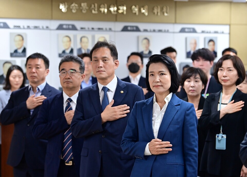지난달 31일 방통위 이진숙 위원장과 김태규 상임위원 등이 정부과천청사에서 열린 취임식에서 국기에 대한 경례를 하고 있다 (사진=연합뉴스)