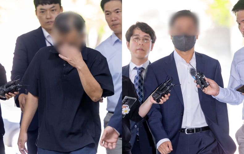 대장동 민간개발업자 김만배 씨로부터 기사 청탁과 함께 금품을 수수한 혐의를 받는 전 한겨레 간부 석모 씨(왼쪽), 전 중앙일보 간부 조모 씨가 구속 전 피의자 심문(영장실질심사)에 출석하기 위해 15일 오전 서초구 서울중앙지법으로 들어서고 있다 (사진=연합뉴스)