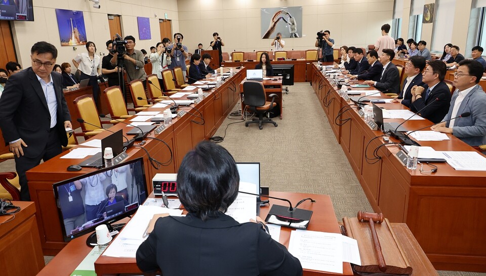 7일 국회에서 열린 과학기술정보방송통신위원회 전체회의에서 최형두 국민의힘 간사가 '불법적 방문진 이사 선임 등 방송장악 관련 2차 청문회 실시계획서 채택의 건'에 대한 표결을 앞두고 퇴장하고 있다 (사진=연합뉴스)
