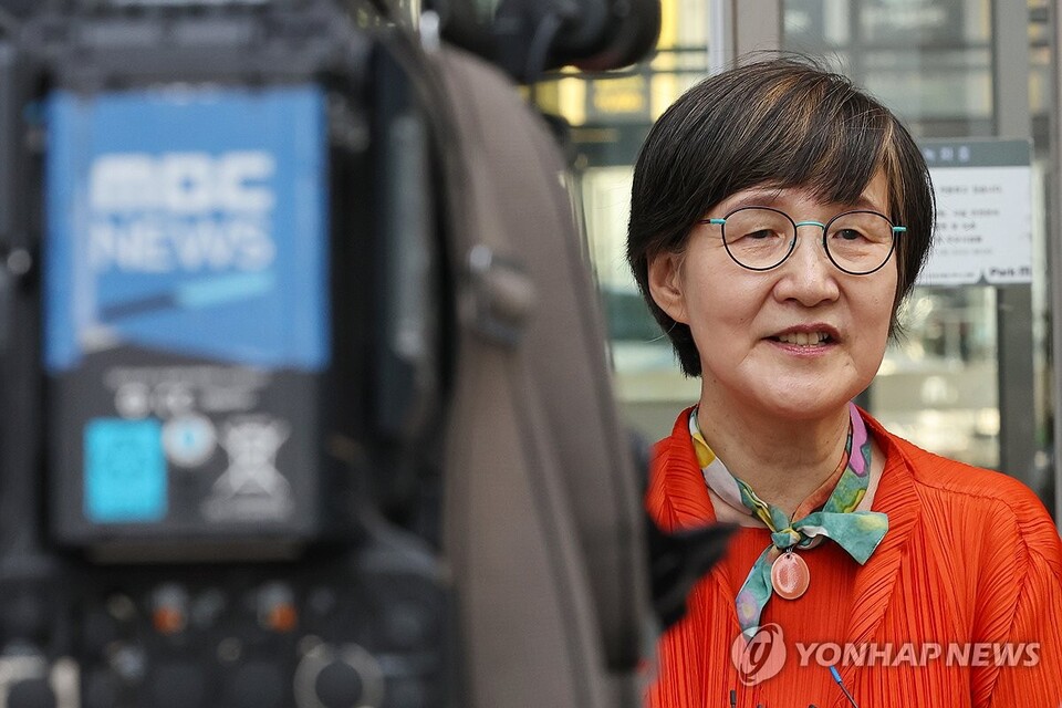 권태선 방송문화진흥회(방문진) 이사장이 지난해 9월 11일 오후 서울 마포구 방문진 사무실로 향하기 전 취재진을 만나 입장을 밝히고 있다. 이날 서울행정법원 행정5부는 권 이사장이 방송통신위원회(방통위)를 상대로 낸 해임 처분 집행정지 신청을 인용했다 (사진=연합뉴스)