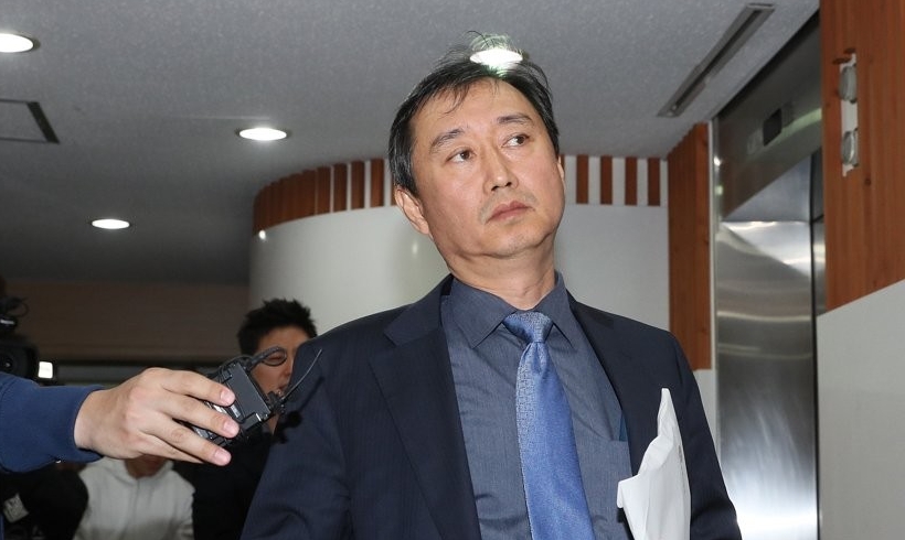 2017년 11월 열린 방송문화진흥회 이사회에서 이인철 이사가 회의 도중 건물을 나서는 모습 (사진=연합뉴스)