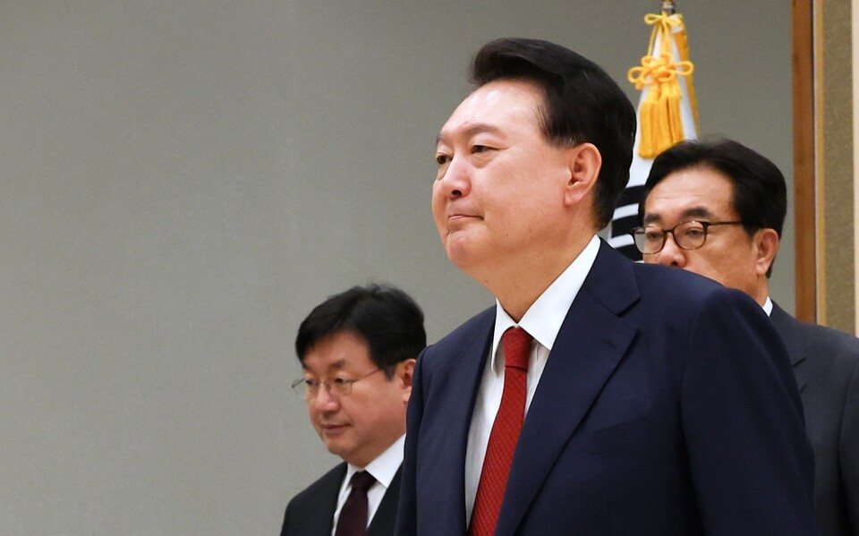 윤석열 대통령이 12일 서울 용산 대통령실 청사에서 조지호 경찰청장에게 임명장을 수여한 뒤 환담장으로 향하는 모습 (사진=연합뉴스)