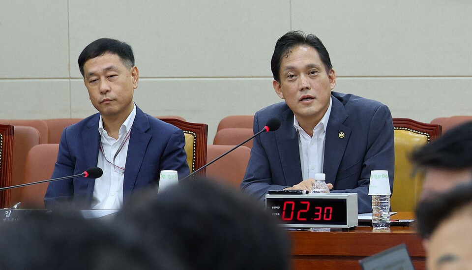 김태규 방송통신위원장 직무대행이 14일 오전 국회에서 열린 과학기술정보방송통신위원회의 '불법적 방송문화진흥회 이사 선임 등 방송장악 관련' 청문회에 참석해 답변하고 있다 (사진=연합뉴스)