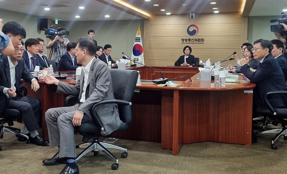 지난 6일 국회 과학기술방송통신위원회 최민희 위원장과 야당 의원들이 정부과천청사에서 김태규 방송통신위원장 직무대행(앞쪽 왼쪽 세번째)이 참석한 가운데 방통위 현장검증을 실시하는 모습 (사진=연합뉴스)