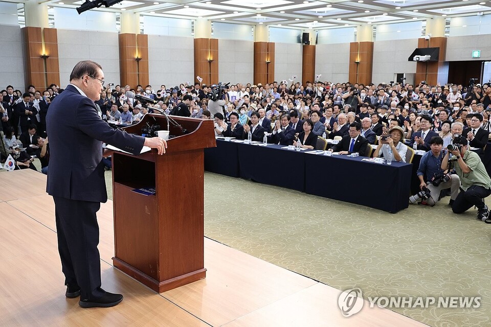 제79주년 8·15 광복절인 15일 오전 서울 용산구 효창공원 내 백범김구기념관에서 열린 광복회 주최 광복절 기념식에서 이종찬 광복회장이 기념사하고 있다. 이날 기념식에 더불어민주당 박찬대 대표 직무대행 겸 원내대표, 기본소득당 용혜인 대표, 조국혁신당 조국 대표, 사회민주당 한창민 대표 등 야당은 정부의 광복절 경축식에 불참하고 이 자리에 참석했다. (사진=연합뉴스)