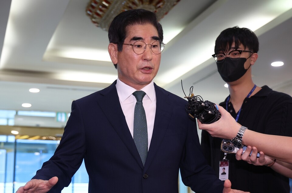 김용현 국방부 장관 후보자가 16일 오전 서울 용산구 육군회관에 마련된 인사청문회 준비 사무실로 출근하며 취재진의 질문에 답하고 있다 (사진=연합뉴스)