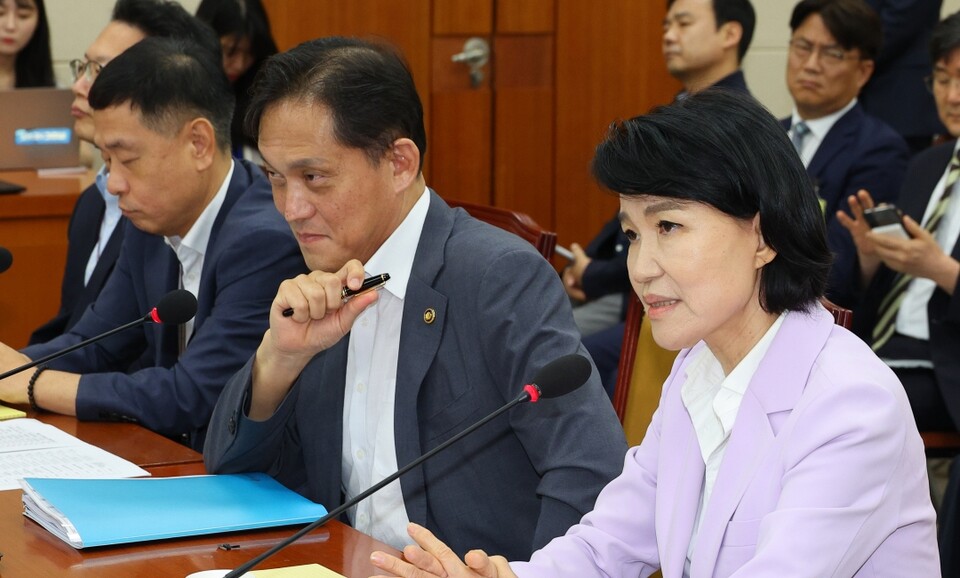 이진숙 방송통신위원장이 지난 14일 국회에서 열린 과학기술정보방송통신위원회 '불법적 방송문화진흥회 이사 선임 등 방송장악 관련' 2차 청문회에서 의원 질의에 답하고 있다. 왼쪽은 김태규 방송통신위원장 직무대행 (사진=연합뉴스)