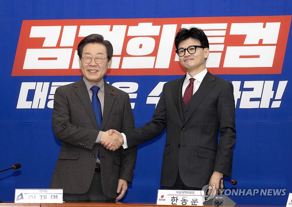 더불어민주당 이재명 대표와 국민의힘 한동훈 비상대책위원장이 29일 국회 민주당 대표실에서 만나고 있다. (서울=연합뉴스)