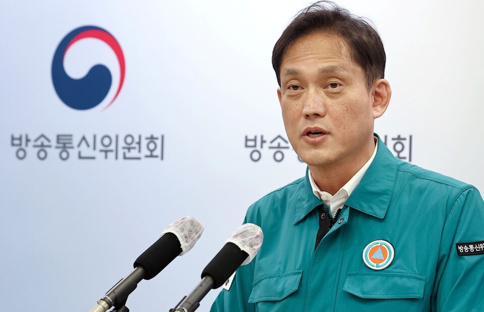 김태규 방송통신위원장 직무대행이 19일 오후 정부과천청사 방통위에서 국회 과학기술정보방송통신위원회 관련 입장 발표 기자회견을 하고 있다 (사진=연합뉴스)